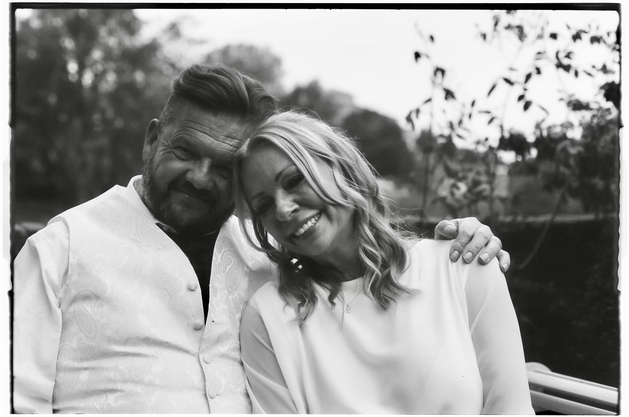 smiling-couple-black -and-white-photograph