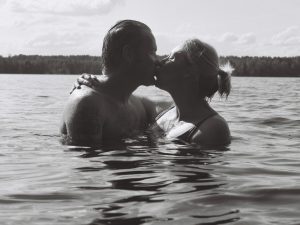 couple-kissing-sea-black-and-white-old-style-photo