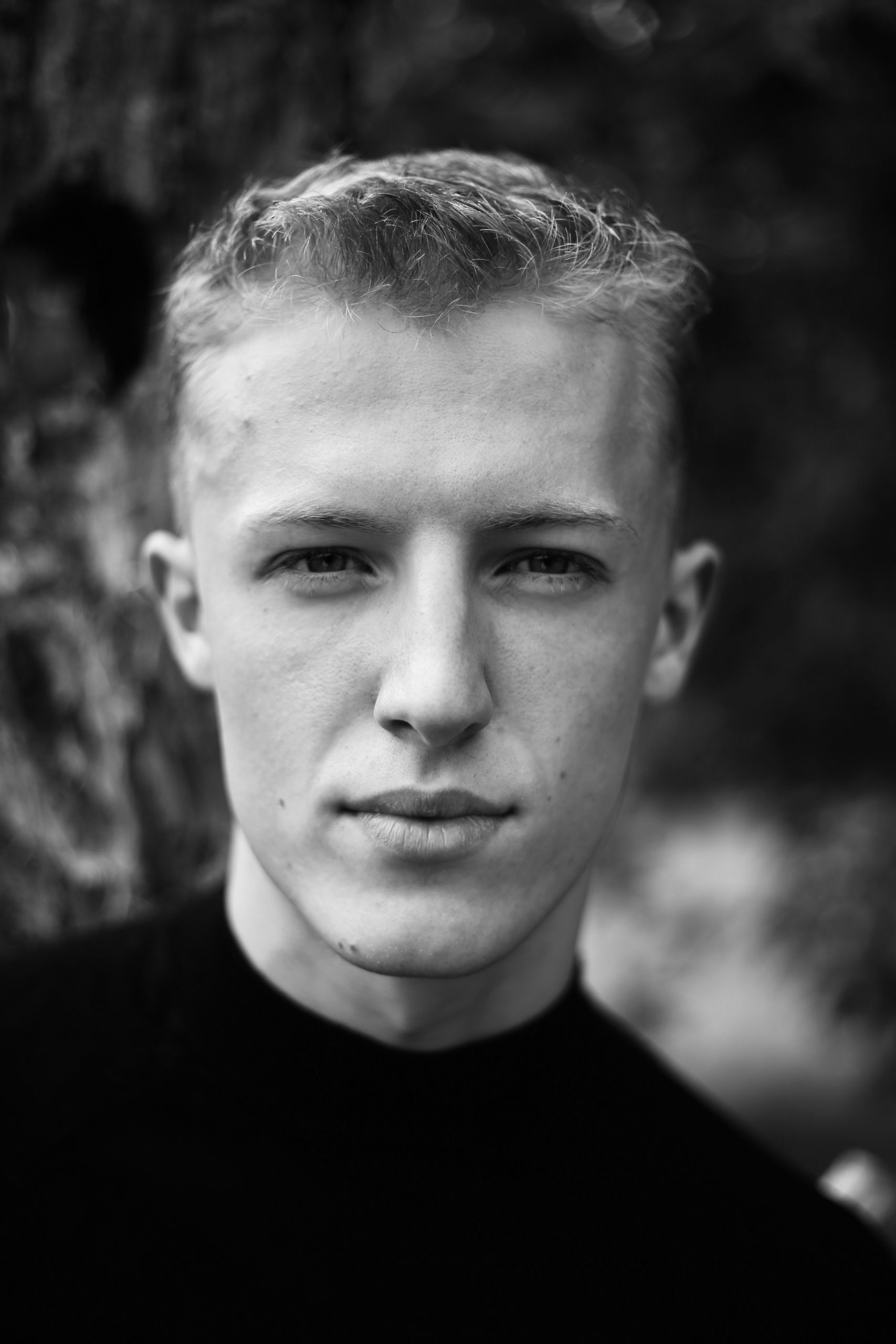 nature-photoshoot-headshot-man-black-and-white
